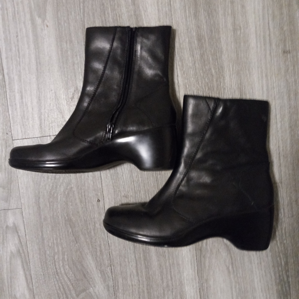 Donated Azaleia leather boots